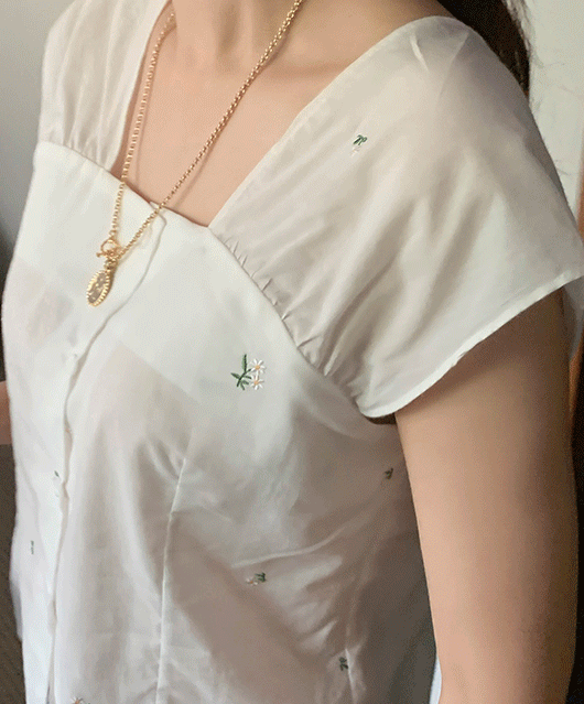 🍊반응폭주🍊 Cremet flower blouse (2color)